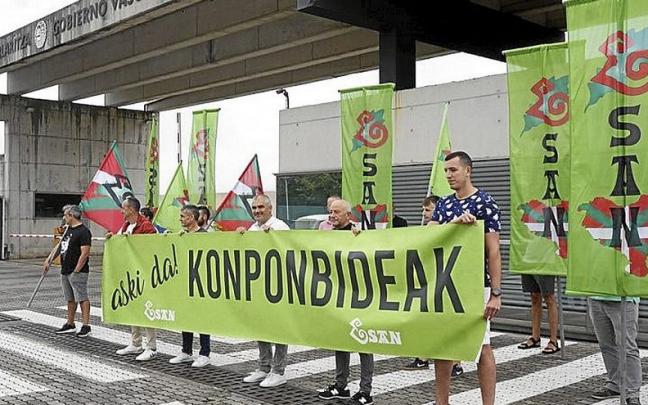 Concentraci&oacute;n de Esan, ayer en Erandio. | FOTO: OSKAR MART&Iacute;NEZ