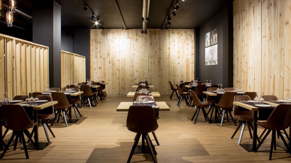 La madera predomina en la decoración interior y sala de comidas del restaurante