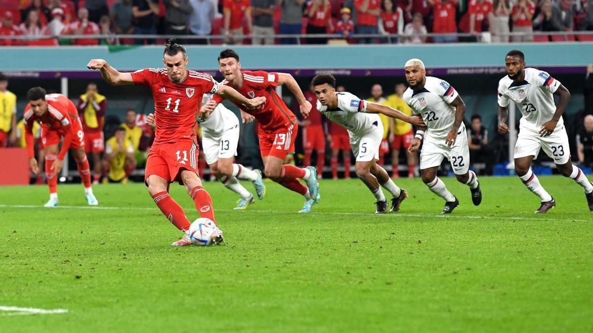 Bale disputa el balón antes de marcar el gol del empate.