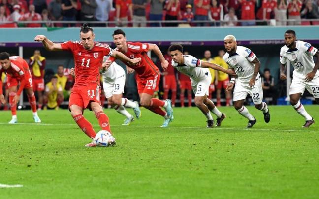 Bale disputa el balón antes de marcar el gol del empate.