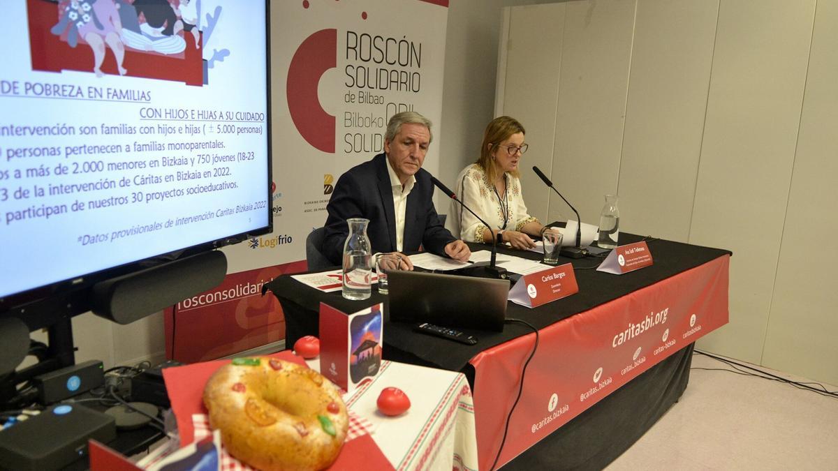 Carlos Bargos y Ana Sofi Telletxea, de Cáritas Bizkaia, en la presentación de esta decimonovena edición del Roscón de Reyes solidario.
