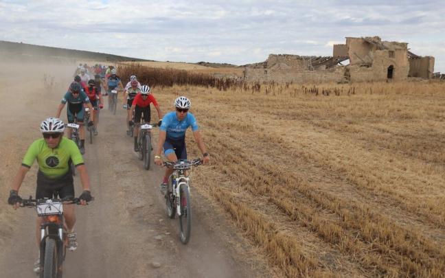 Parte del pelot&oacute;n en la Extreme Bardenas
