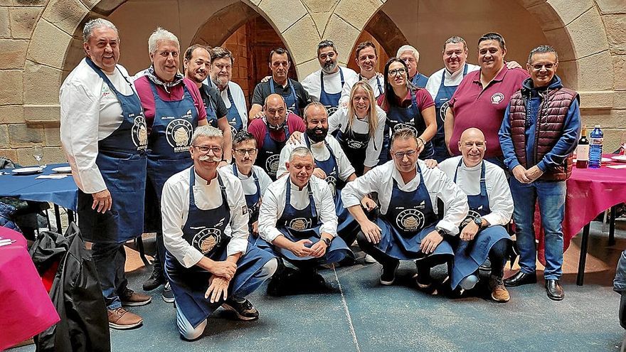 Componentes del jurado se fotografiaron con el alcalde y representantes de la Cofradía de la Putxera.