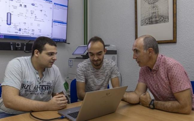 Los alumnos Aritz Fraga y Aimar Martin, con un profesor. Los alumnos Aritz Fraga y Aimar Martin, con un profesor.