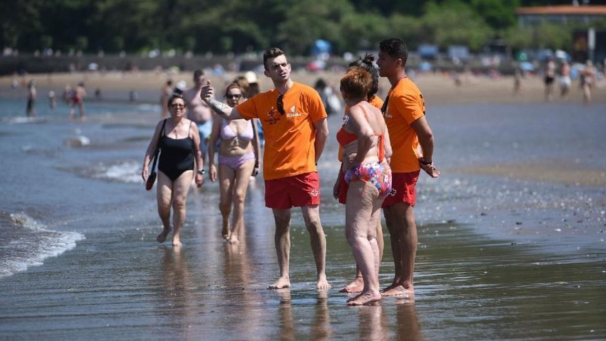 Jornada soleada en las playas de Bizkaia