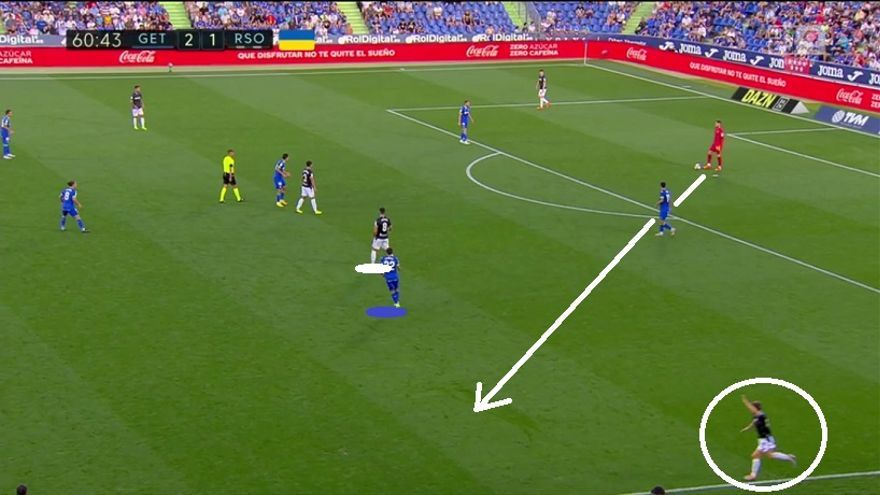 Quique las pasó canutas para ajustar a los suyos durante 25 minutos que al Getafe se le hicieron muy largos, ya que la Real encontraba siempre salida para terminar conectando dentro. Lo intenta el técnico local, por ejemplo, presionando a Merino con Damián (Aihen libre). Agua.