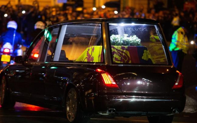 Veh&iacute;culo con el f&eacute;retro de la reina Isabel II, a su paso por Marble Arch.