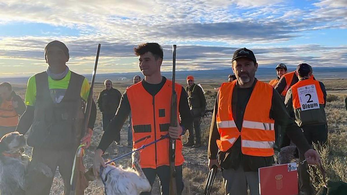 Los cazadores, con sus perros, en La Puebla de Albort&oacute;n (Zaragoza).