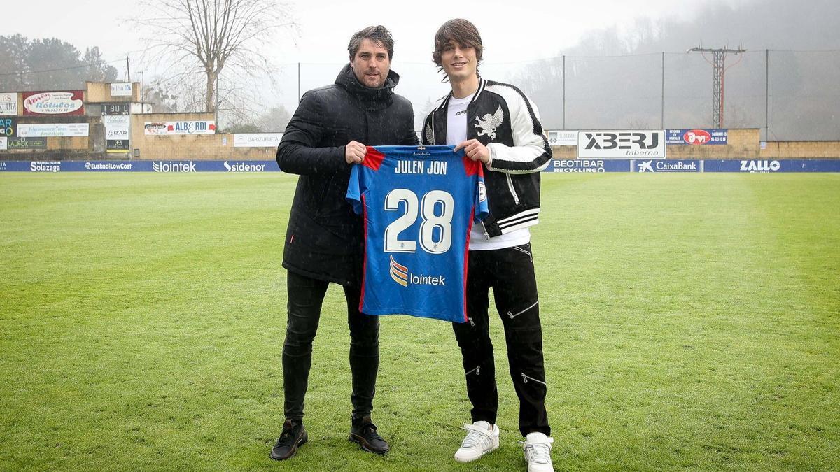 Asier Goiria, director deportivo del Amorebieta, y Julen Jon Guerrero.