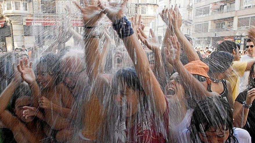 Varias personas se refrescan en el centro de Gasteiz tras la bajada de Celedón.