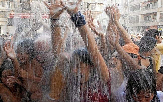 Varias personas se refrescan en el centro de Gasteiz tras la bajada de Celed&oacute;n.