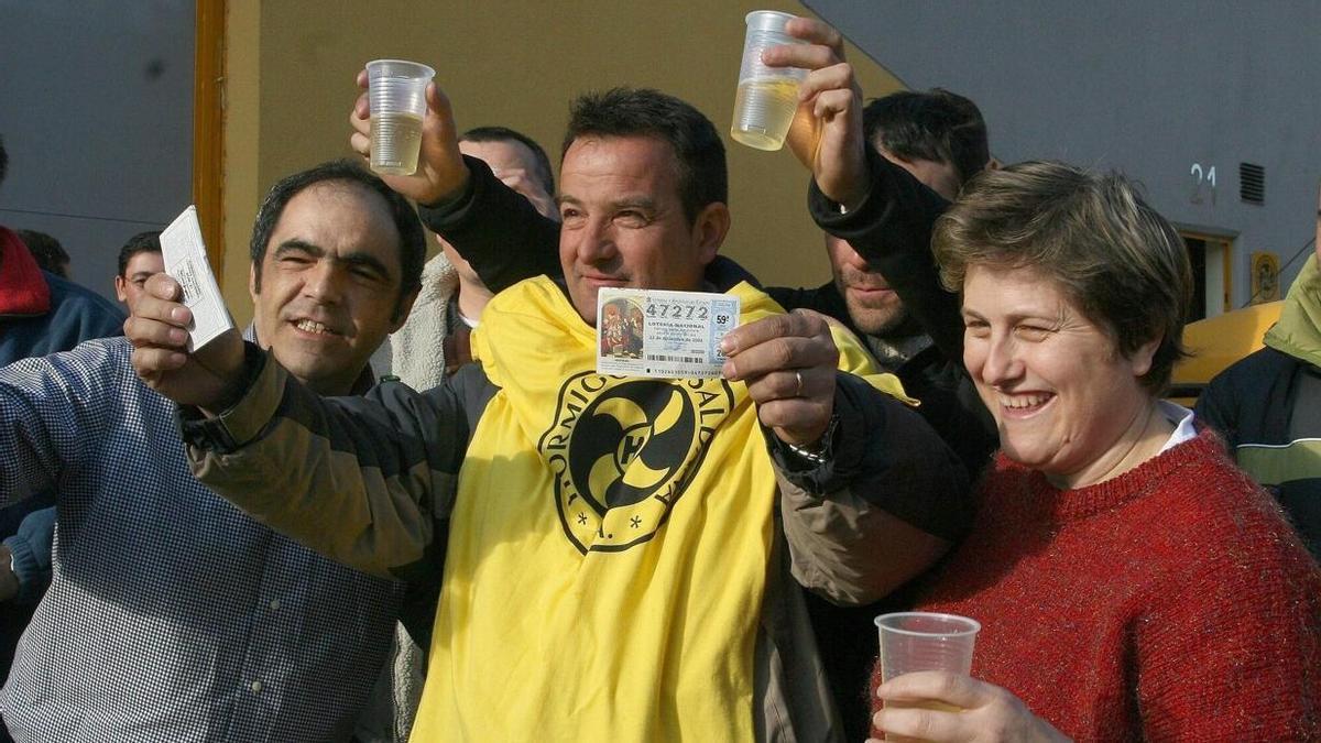Varias personas celebran que han ganado el Gordo de la Lotería de Navidad.