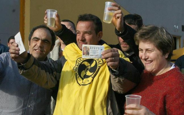 Varias personas celebran que han ganado el Gordo de la Lotería de Navidad.