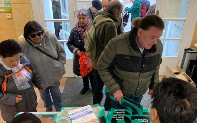 Larga cola este mi&eacute;rcoles para conseguir el calendario municipal de Pamplona.