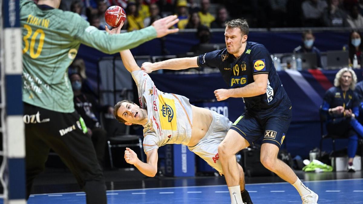 Una acción de Kauldi Odriozola en el España-Suecia en el Mundial de Balonmano.