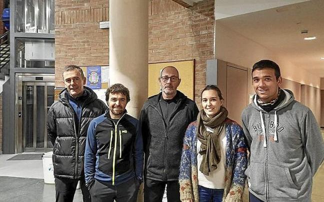 Represenantes de los grupos deportivos y el edil Egoitz Arruti. | FOTO:N.G.