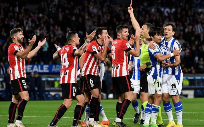 Yeray vio ante la Real Sociedad su primera roja como profesional con el Athletic Yeray vio ante la Real Sociedad su primera roja como profesional con el Athletic