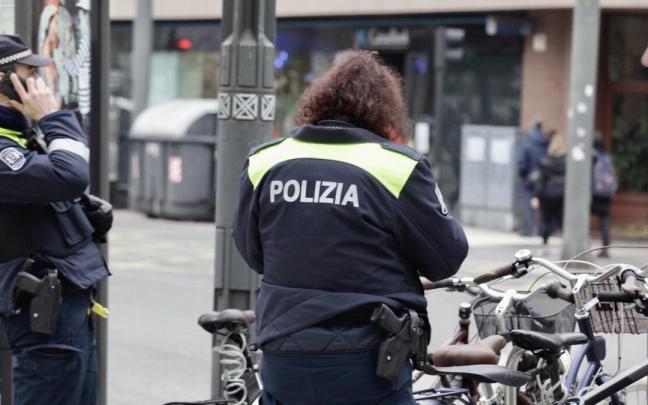 Agentes de la Policía Municipal patrullan por el centro de Vitoria Agentes de la Policía Municipal patrullan por el centro de Vitoria