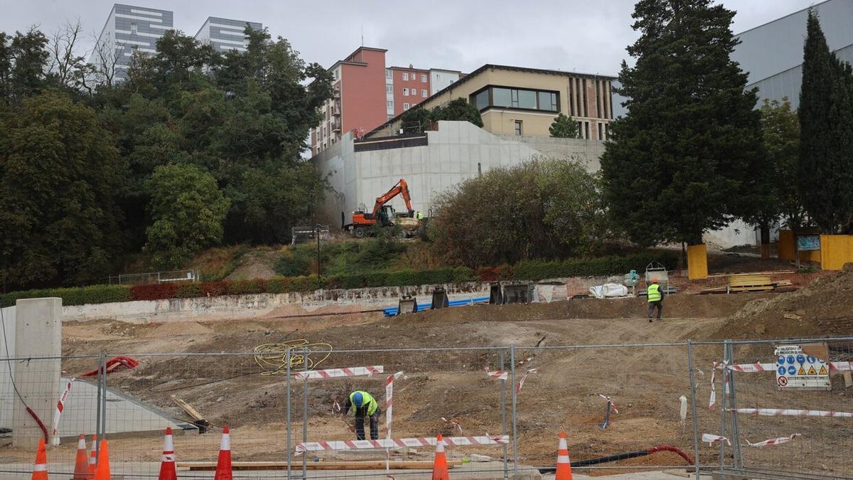 Las obras de urbanización del parque de Trinitarios, junto al futuro ascensor urbano, que conectará el parque con la calle doctor López Sanz.