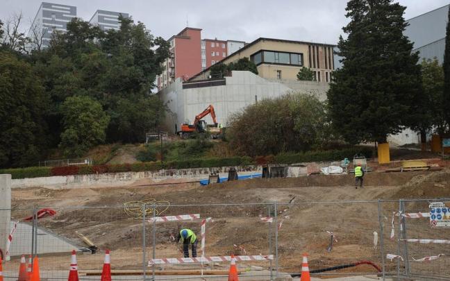 Las obras de urbanización del parque de Trinitarios, junto al futuro ascensor urbano, que conectará el parque con la calle doctor López Sanz. Las obras de urbanización del parque de Trinitarios, junto al futuro ascensor urbano, que conectará el parque con la calle doctor López Sanz.