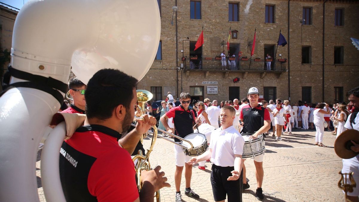 Miguel, de baile con la txaranga de San Martín de Unx.