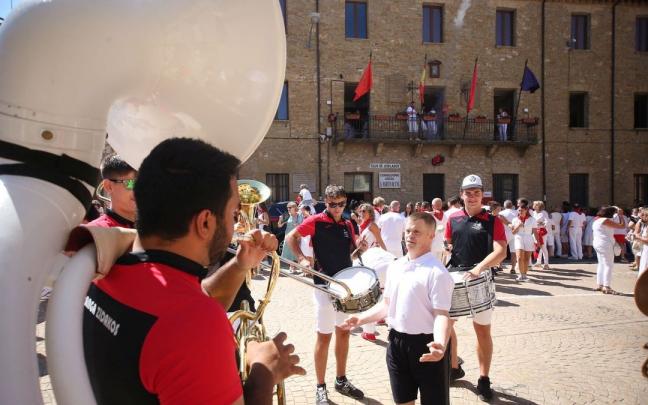 Miguel, de baile con la txaranga de San Martín de Unx.