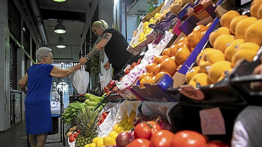 Un puesto de frutas y verduras de un mercado de abastos. | FOTO: E. P.