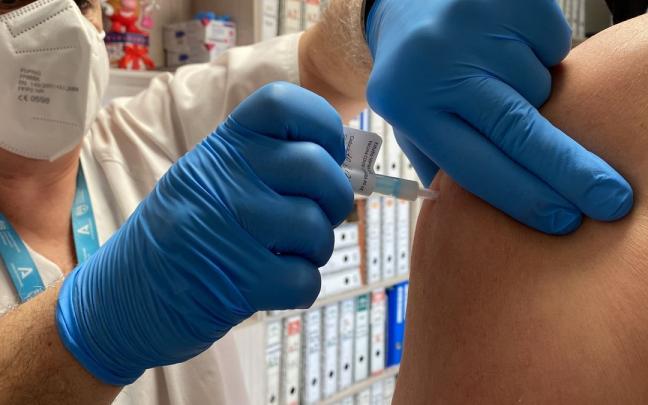 Un voluntario recibe una dosis de Hipra. Un voluntario recibe una dosis de Hipra.