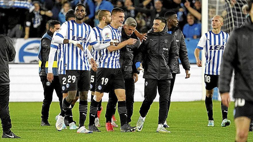 Con Mendizorroza en pie para aplaudir a los suyos, Maras celebra el vital triunfo del viernes junto a Salva Sevilla y Rober. | FOTO: IÑIGO FORONDA