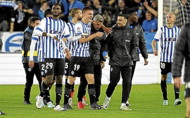 Con Mendizorroza en pie para aplaudir a los suyos, Maras celebra el vital triunfo del viernes junto a Salva Sevilla y Rober. | FOTO: IÑIGO FORONDA Con Mendizorroza en pie para aplaudir a los suyos, Maras celebra el vital triunfo del viernes junto a Salva Sevilla y Rober. | FOTO: IÑIGO FORONDA