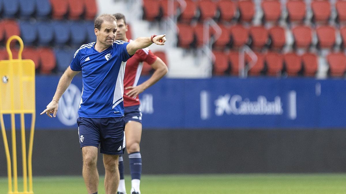 Arrasate da indicaciones a los suyos en un entrenamiento en El Sadar.