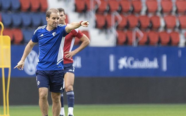 Arrasate da indicaciones a los suyos en un entrenamiento en El Sadar.