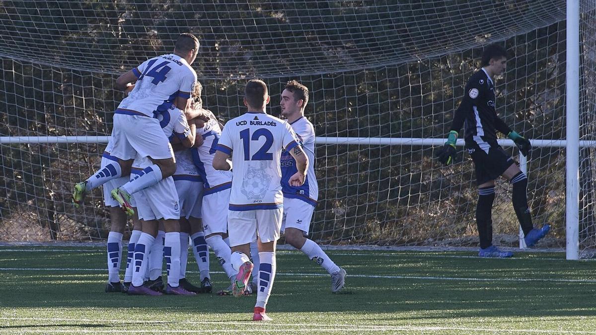 Los jugadores del Burladés celebran el tanto de Munárriz, de penalti.