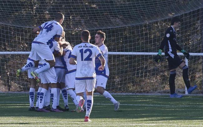 Los jugadores del Burladés celebran el tanto de Munárriz, de penalti.