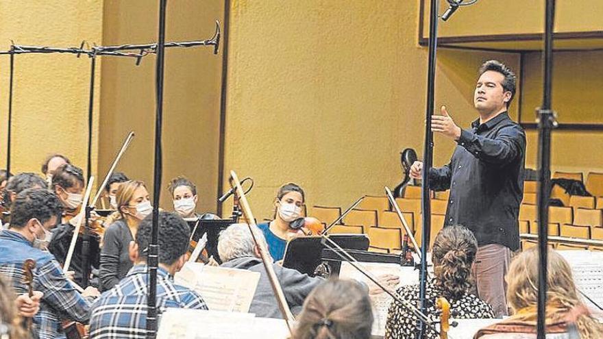 Treviño y la orquesta durante la grabación del disco. | FOTO: DNA