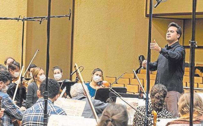 Trevi&ntilde;o y la orquesta durante la grabaci&oacute;n del disco. | FOTO: DNA