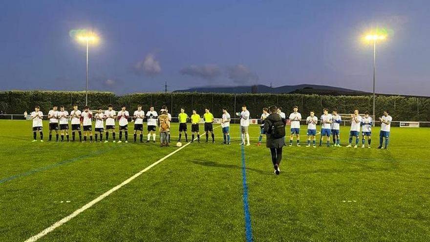 Subiza y Valle de Egüés, en el tradicional pasamanos antes del partido.