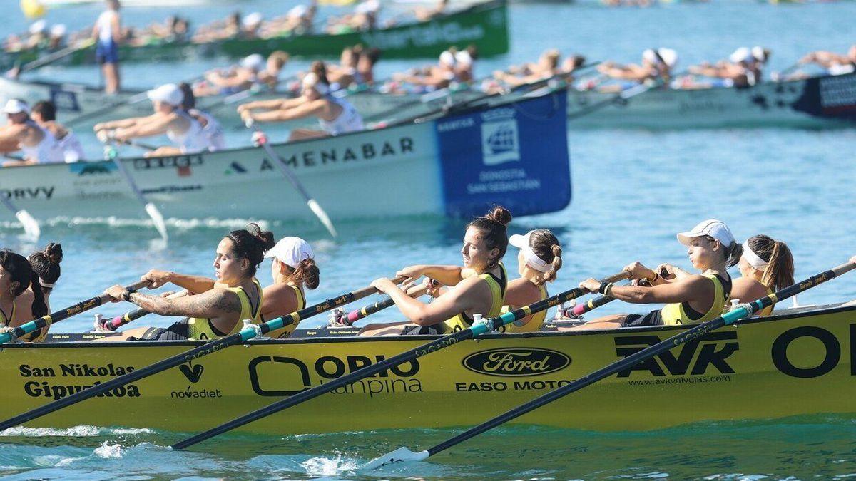 La trainera de Orio, con Donostiarra, Arraun Lagunak y Hondarribia, en la segunda tanda.