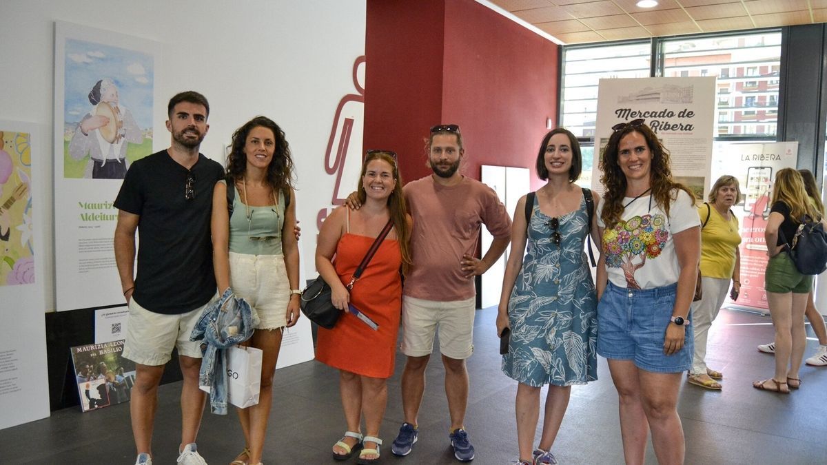 Grupos guiados y familias de viaje visitan el Mercado de La Ribera