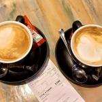 Dos cafés con leche en Vitoria.