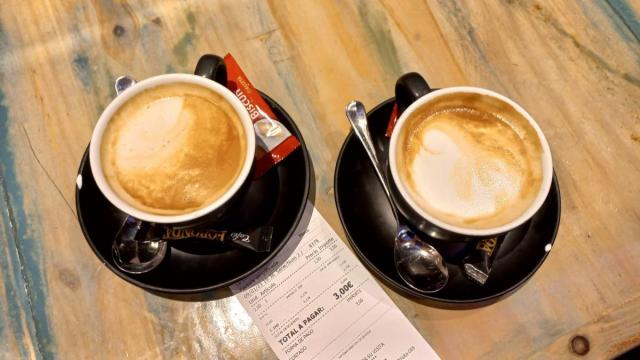 Dos cafés con leche en Vitoria. Dos cafés con leche en Vitoria.