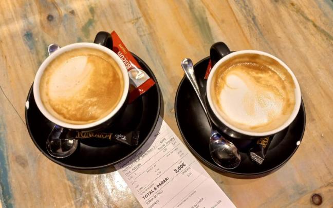 Dos cafés con leche en Vitoria.
