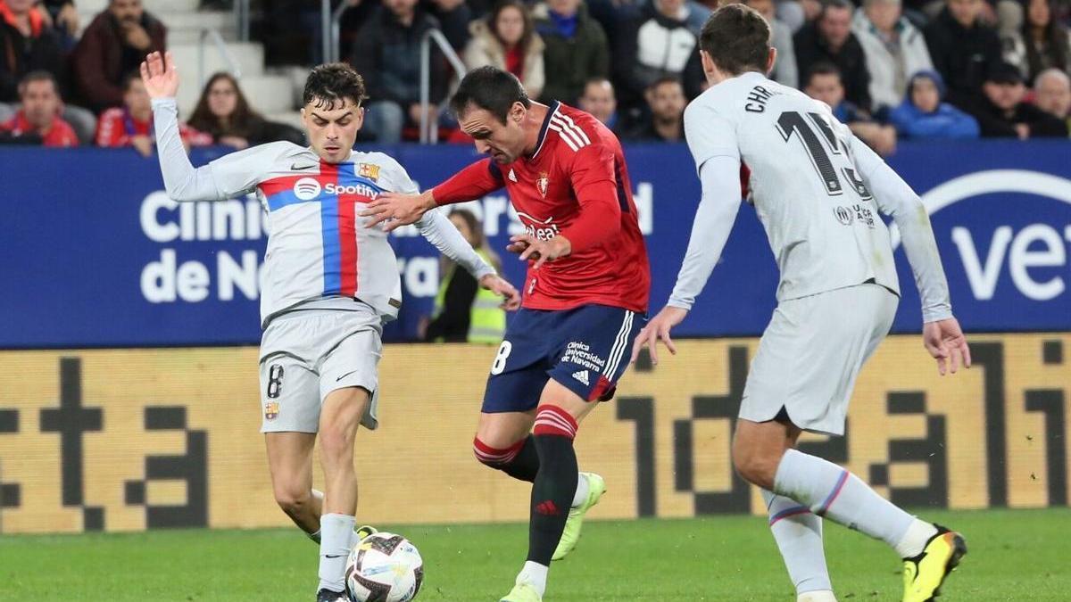 Pedri González, ante Kike García, en un lance del Osasuna - Barcelona