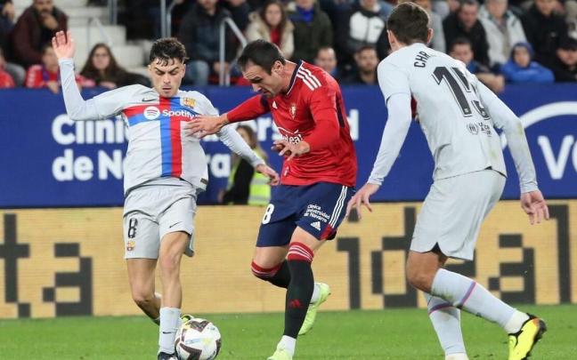 Pedri González, ante Kike García, en un lance del Osasuna - Barcelona Pedri González, ante Kike García, en un lance del Osasuna - Barcelona