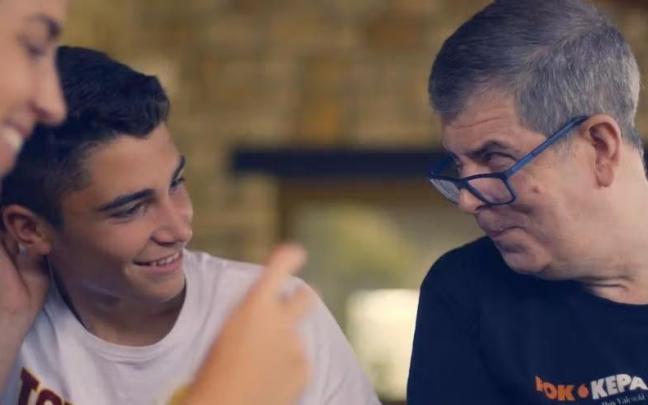 Kepa Junkera, en una de las secuencias del documental, en la que se le ve departiendo sonriente con dos de sus tres hijos