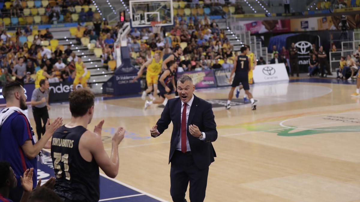 Jasikevicius da indicaciones a su banquillo durante el partido del viernes en Las Palmas