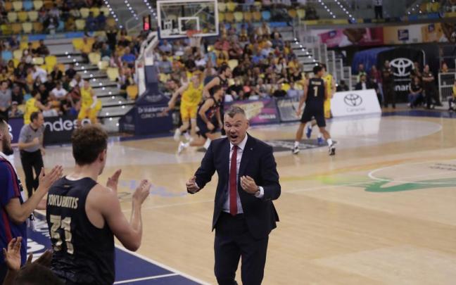 Jasikevicius da indicaciones a su banquillo durante el partido del viernes en Las Palmas