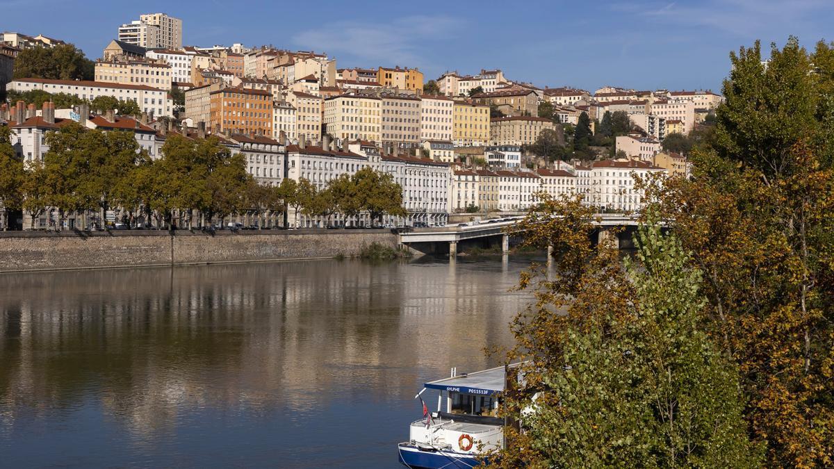 El río Ródano en Lyon, Francia