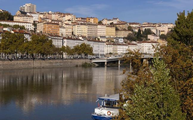 El río Ródano en Lyon, Francia