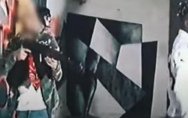 Una escena del videoclip Fuck Cripa 02, con Black Marfil a la derecha y otro integrante del público, a la izquierda, con un arma. Una escena del videoclip Fuck Cripa 02, con Black Marfil a la derecha y otro integrante del público, a la izquierda, con un arma.